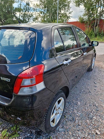 Toyota Yaris 3 of 10
