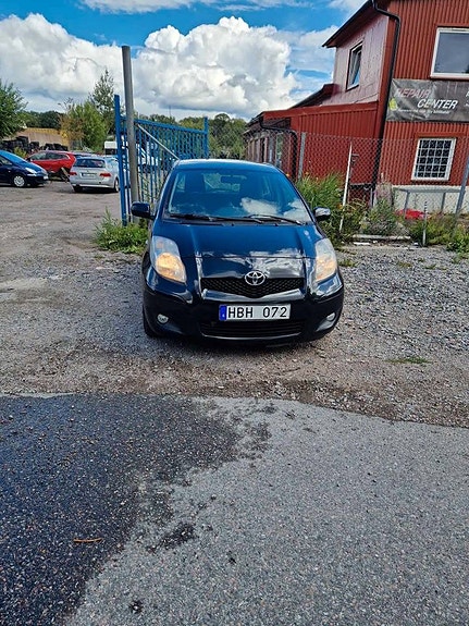 Toyota Yaris 2 of 10