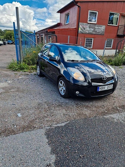 Toyota Yaris 5 of 10