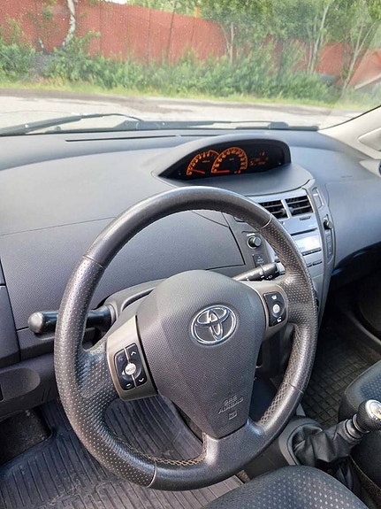 Toyota Yaris 8 of 10