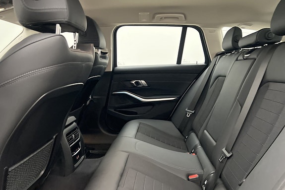 BMW 330e 14 of 30