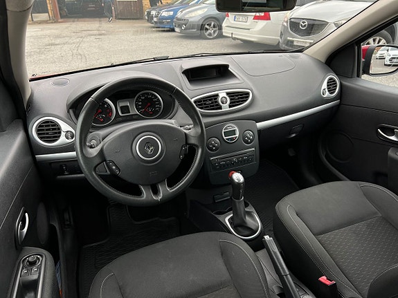 Renault Clio 10 of 18