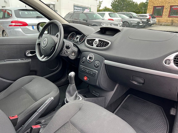 Renault Clio 18 of 18