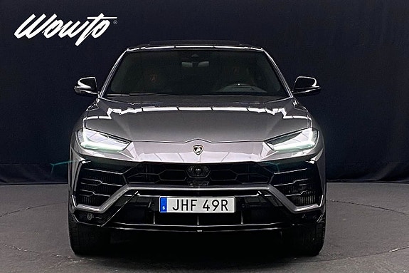 Lamborghini Urus 2 of 5