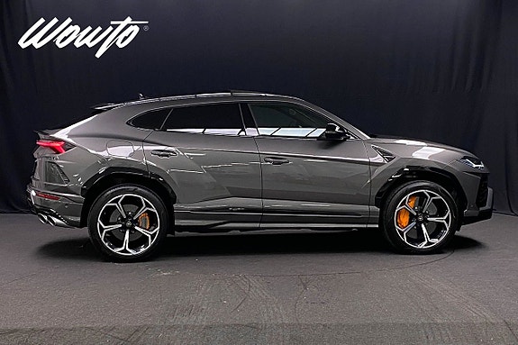 Lamborghini Urus 3 of 5