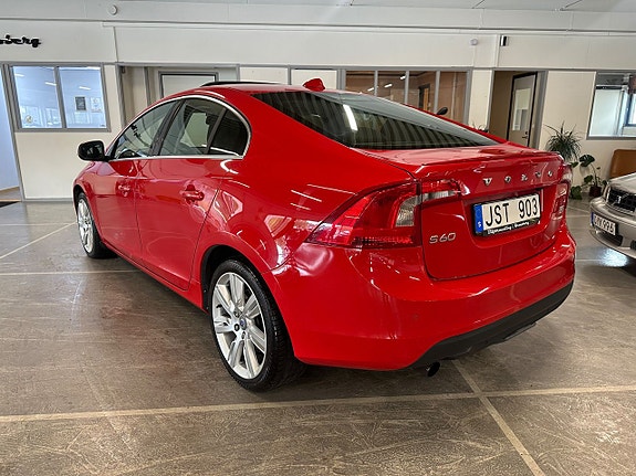 Volvo S60 4 of 5