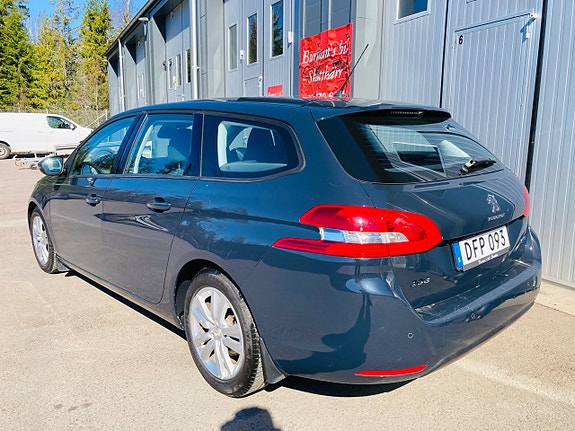 Peugeot 308 SW 2 of 5