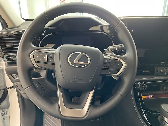 Lexus NX450h+ 16 of 23