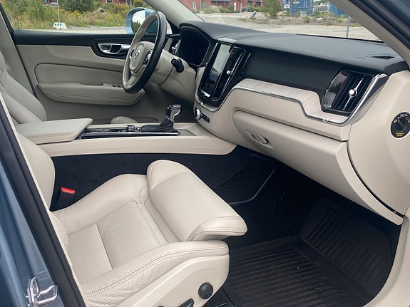 Volvo XC60 12 of 23