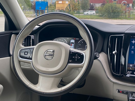 Volvo XC60 13 of 23