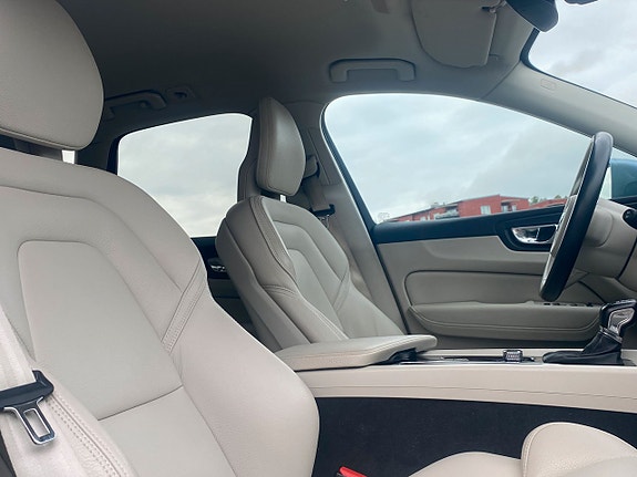 Volvo XC60 15 of 23