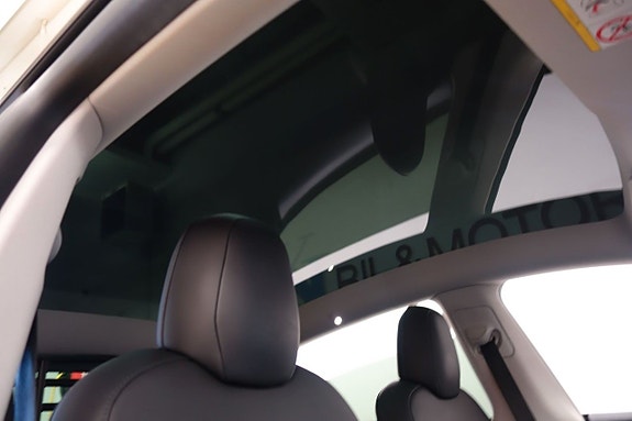 Tesla Model Y 12 of 16