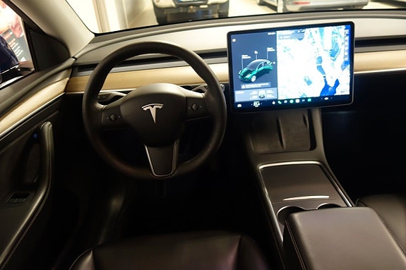 Tesla Model Y 9 of 16