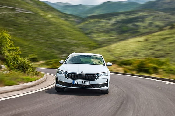Skoda Octavia 2 of 3