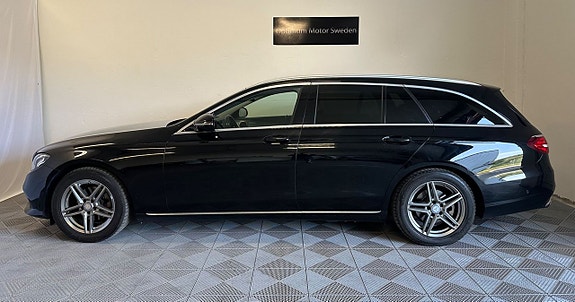 Mercedes-Benz E220 2 of 5