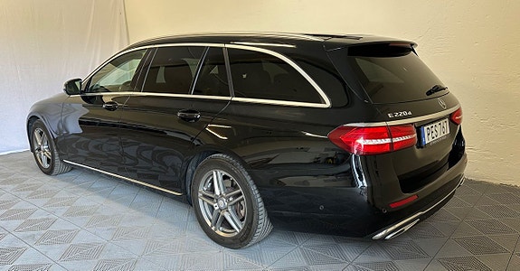 Mercedes-Benz E220 4 of 5