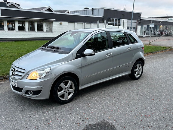 Mercedes-Benz B180 2 of 5