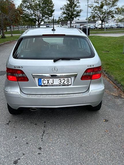 Mercedes-Benz B180 4 of 5