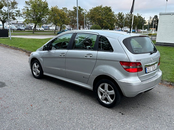 Mercedes-Benz B180 3 of 5