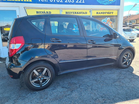 Mercedes-Benz A180 2 of 5