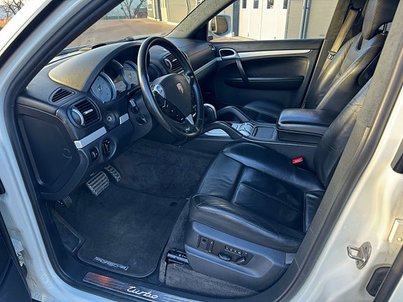 Porsche Cayenne Turbo 4 of 5