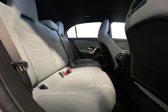 Mercedes-Benz A250 e 13 of 17
