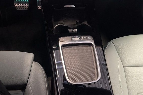 Mercedes-Benz A250 e 15 of 17