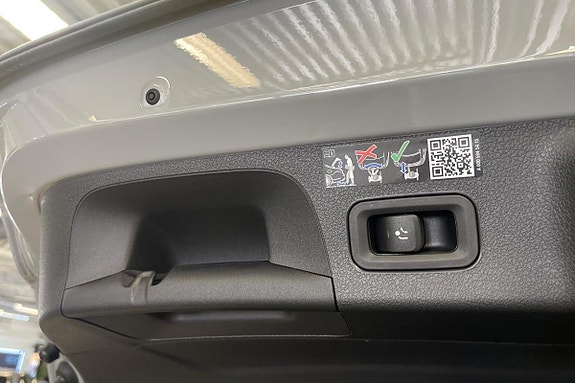 Mercedes-Benz CLA250 e 18 of 22