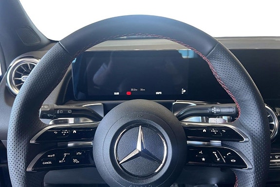 Mercedes-Benz GLB200 7 of 16