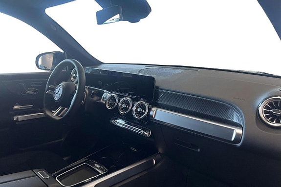 Mercedes-Benz GLB200 9 of 16