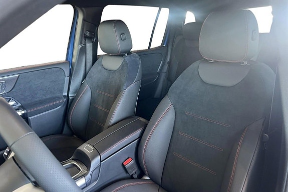Mercedes-Benz GLB200 12 of 16
