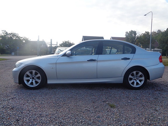 BMW 320 2 of 5