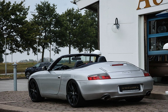 Porsche 911 4 of 5