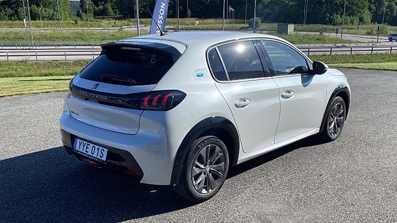 Peugeot e-208 6 of 7