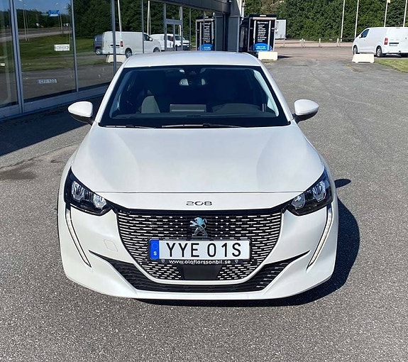 Peugeot e-208 2 of 5