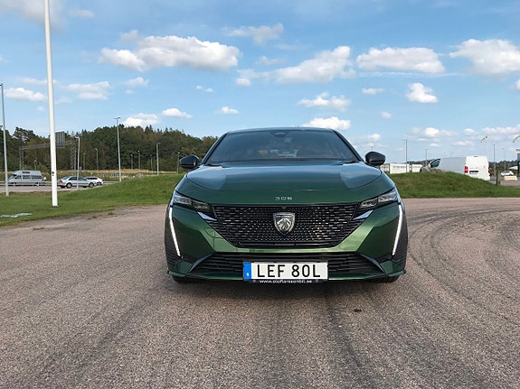 Peugeot 308 2 of 5