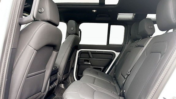 Land Rover Defender 110 5 of 5