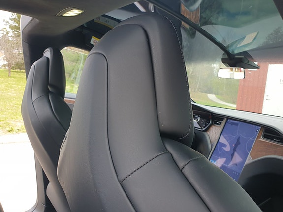 Tesla Model X 16 of 21