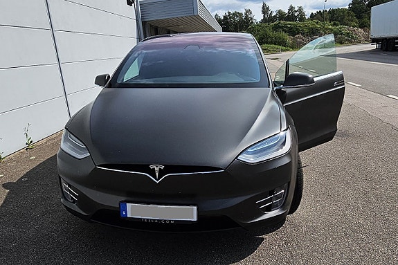 Tesla Model X 4 of 5