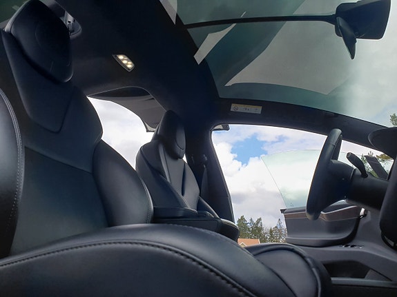 Tesla Model X 18 of 21