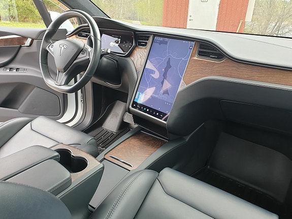 Tesla Model X 17 of 21