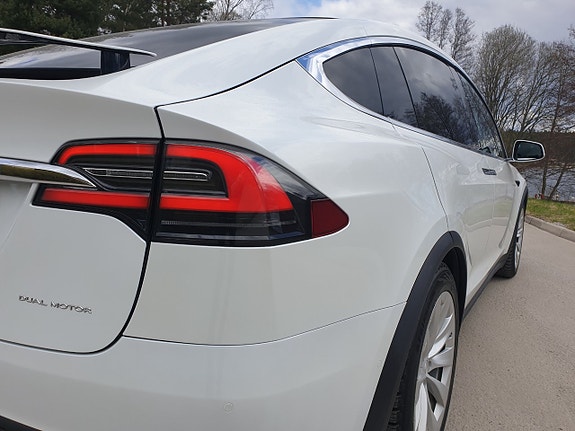 Tesla Model X 12 of 21