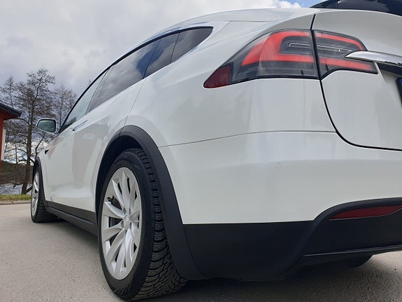 Tesla Model X 11 of 21