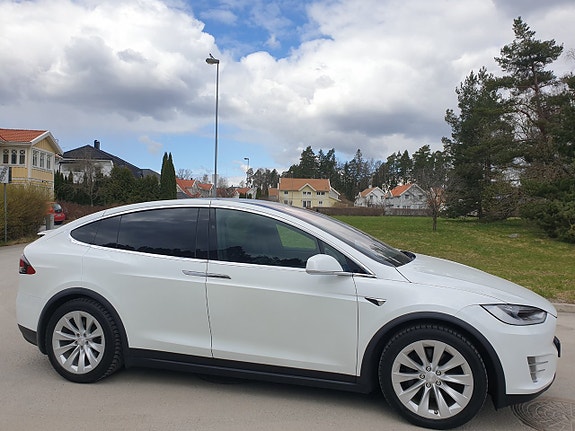 Tesla Model X 14 of 21