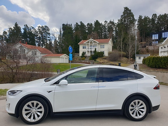 Tesla Model X 10 of 21