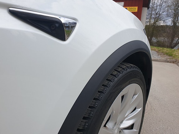 Tesla Model X 15 of 21