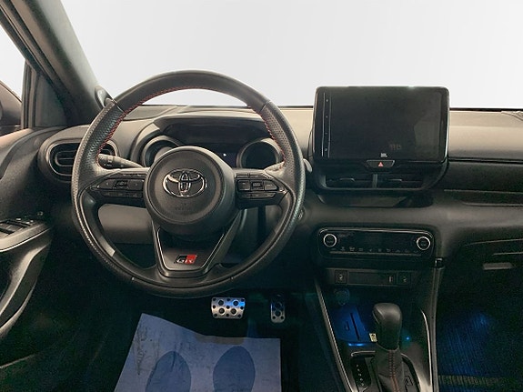 Toyota Yaris 9 of 12