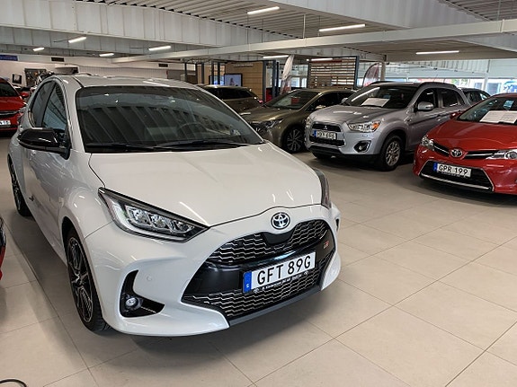 Toyota Yaris 12 of 12