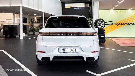 Porsche Cayenne 6 of 22