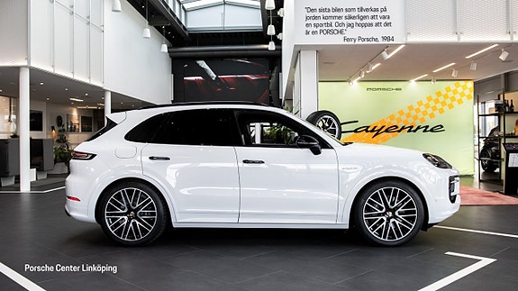 Porsche Cayenne 3 of 22